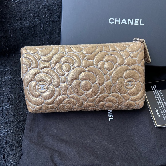 Auth Chanel Gold Camellia CC Logo Cosmetic Case - Kept Unused - Picture 2 of 9